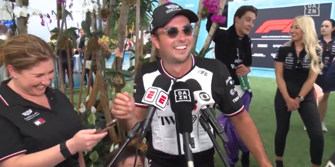 Checo Pérez pasa un momento gracioso con su hijo.