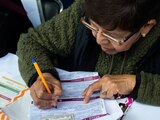 Adultos Mayores registrándose a la Pensión Bienestar.