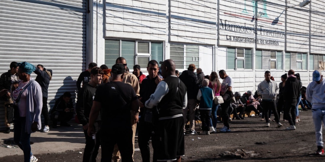 Migrantes esperan en las inmediaciones de la Comar, en CDMX, el 3 de febrero.