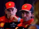 El piloto de Ferrari Carlos Sainz (derecha) junto a su compañero Charles Leclerc previo al Gran Premio de Brasil
