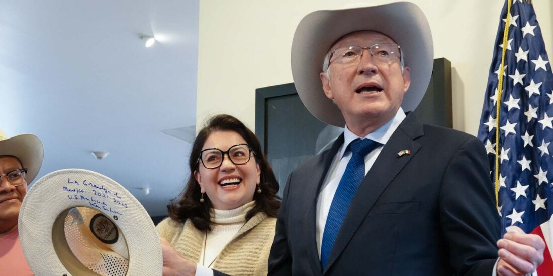 Ken Salazar, embajador de Estados Unidos en México, durante su última conferencia de prensa.