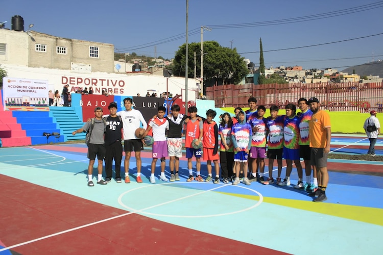 El equipo Correcaminos de Santa María Tulpetlac recibió un reconocimiento gubernamental durante la entrega de los espacios deportivos.