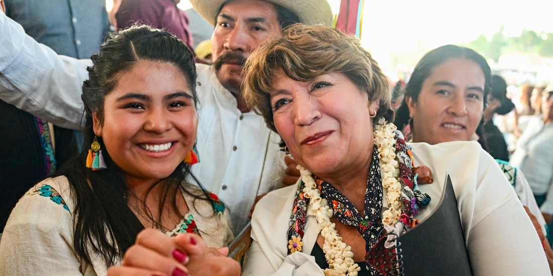 Delfina Gómez, con una ciudadana mexiquense.