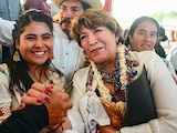 Delfina Gómez, con una ciudadana mexiquense.