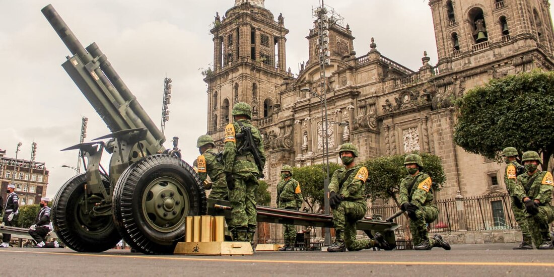 Preparativos de para militar en el Zócalo