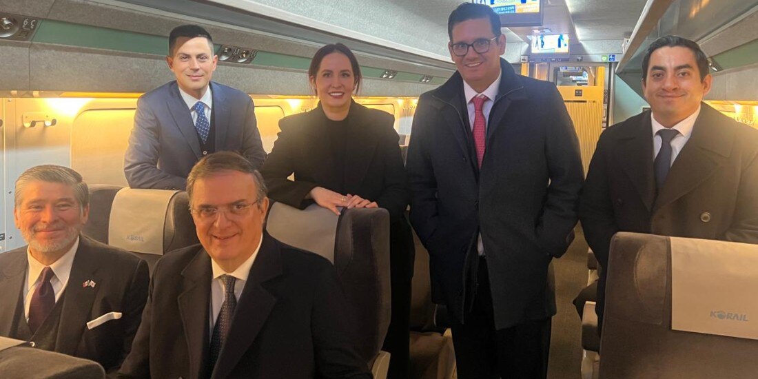 Marcelo Ebrard llega a Corea para participar en la Cumbre de la APEC.