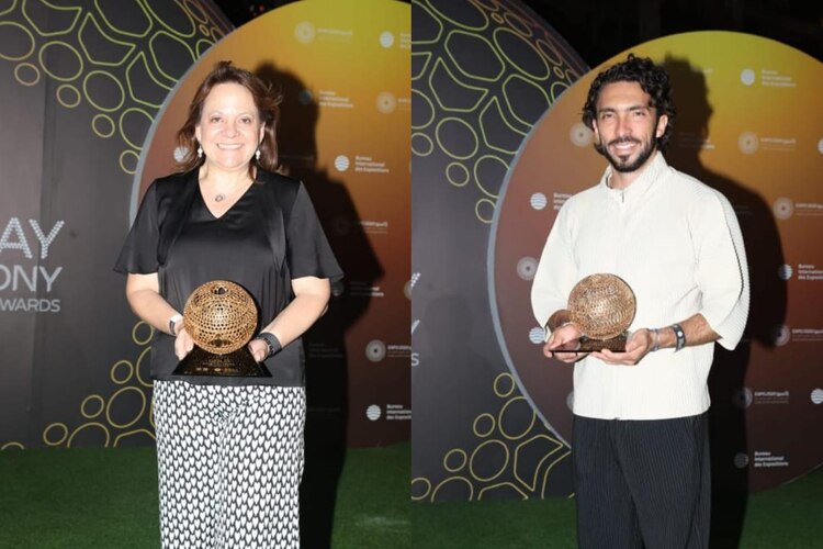 Martha Delgado (Izq.) y Bernardo Noval (Der.) con el galardón.