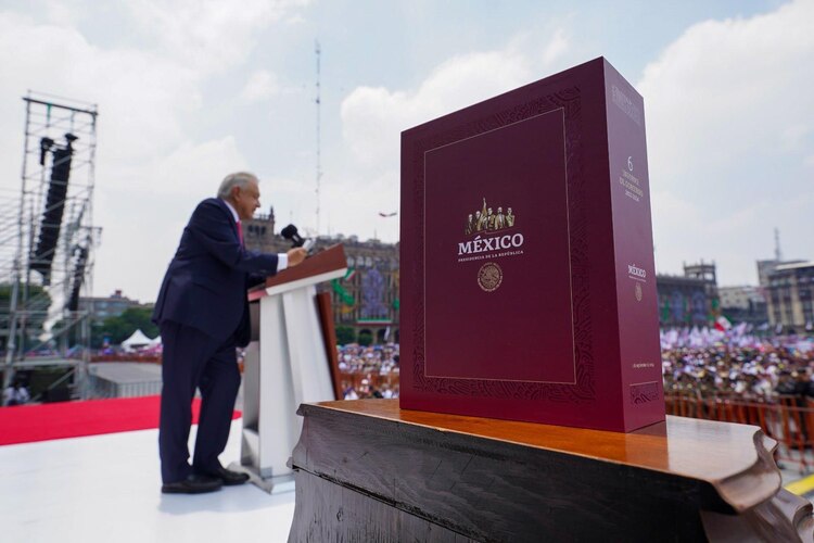 El presidente Andrés Manuel López Obrador durante un mensaje dirigido a sus simpatizantes, en el Zócalo capitalino, el domingo.