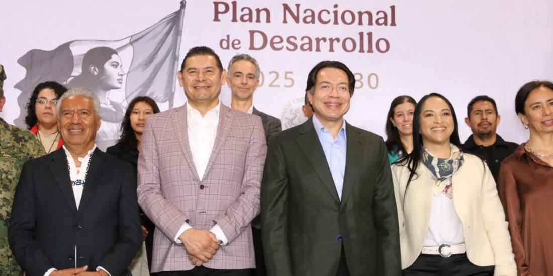 El gobernador de Puebla, Alejandro Armenta, y el secretario de Educación, Mario Delgado.