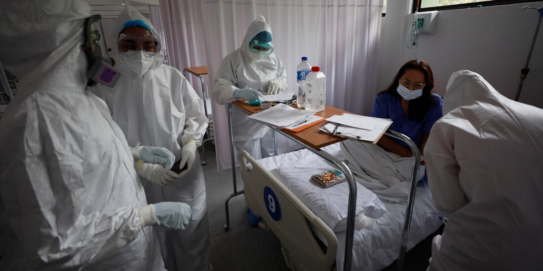 Personal médico atiende a pacientes infectados de COVID-19, en el Estado de México, el 23 de junio de 2020.