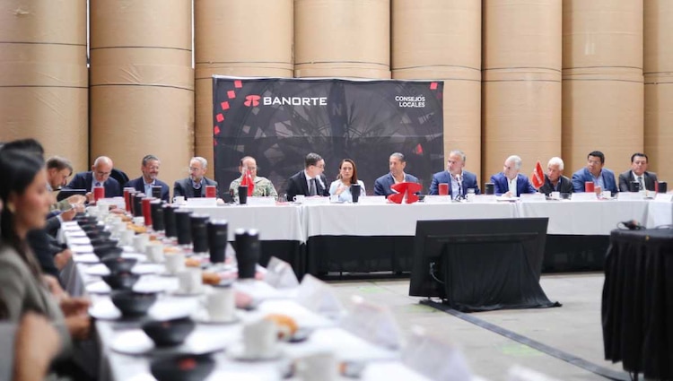 La mandataria participó activamente en la sesión del Consejo Local del Grupo Financiero Banorte.