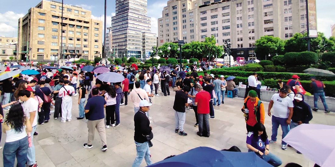 Vendedores ofrecen estampas y artículos alusivos al Mundial de Futbol en Bellas Artes, el 20 de julio.