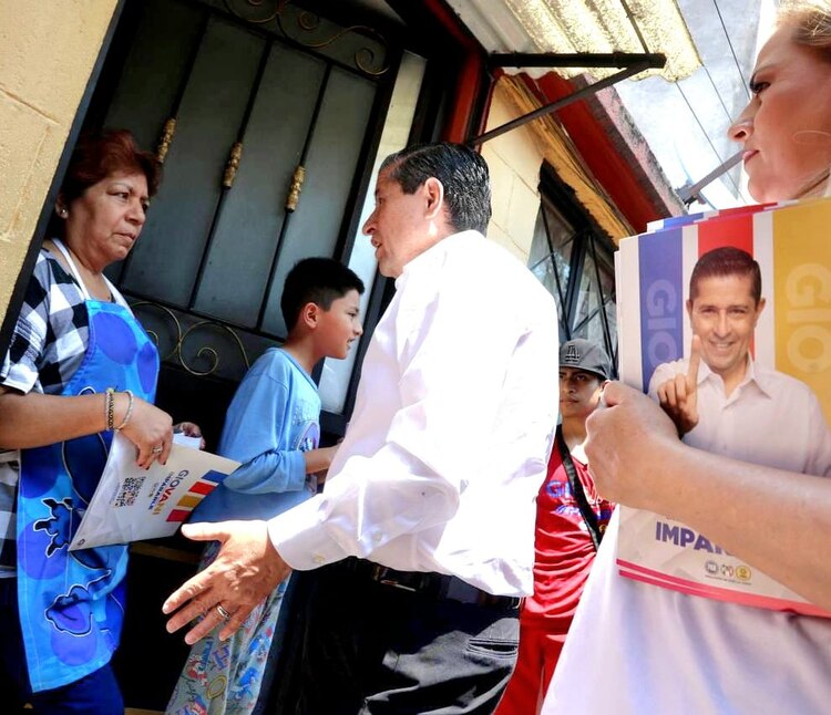 Gutiérrez Aguilar se reunió con vecinas y vecinos de Los Olivos, en la zona de Coapa.
