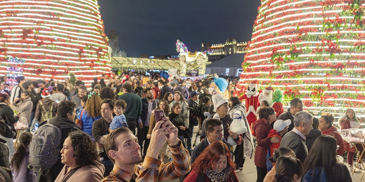 Zócalo luminoso y colorido es el corazón de las fiestas