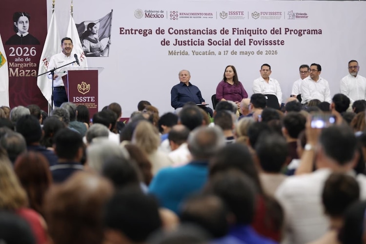 Martí Batres, director del ISSSTE, en Mérida, Yucatán.