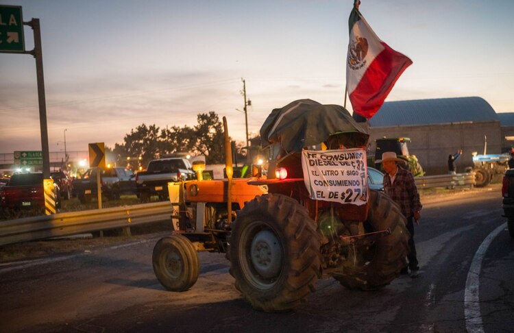 Agricultores, ganaderos y ciudadanos de Veracruz, Puebla y Tlaxcala marchan hacia la Ciudad de México en tractores para expresar su oposición a la reforma de la Ley de Aguas Nacionales.