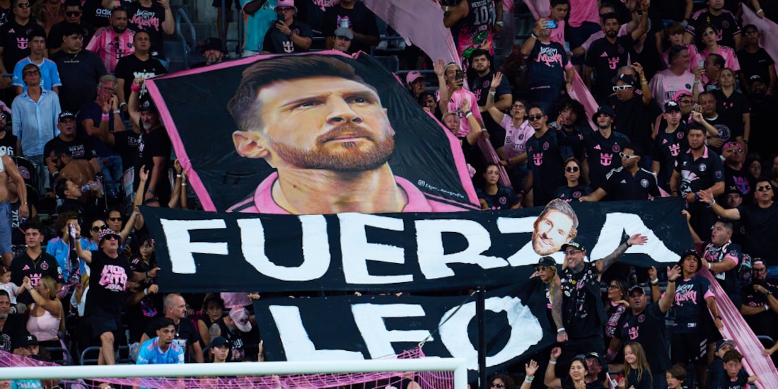 La afición del Inter Miami realiza homenaje para Leo Messi y su padre.