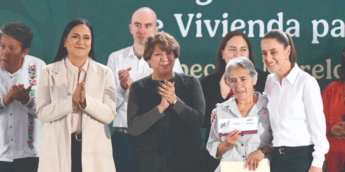 La Presidenta, ayer con la gobernadora del Edomex, Delfina Gómez, en la entrega de tarjetas