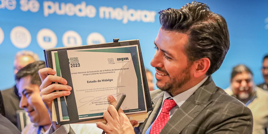 Miguel Ángel Tello Vargas, titular de la Unidad de Planeación y Prospectiva de Hidalgo, recibió el distintivo en representación del gobernador Julio Menchaca.