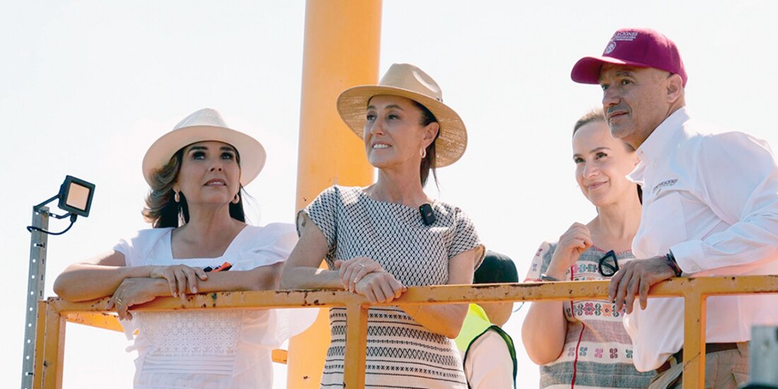 La presidenta Claudia Sheinbaum con la gobernadora Mara Lezama (izq.), ayer.