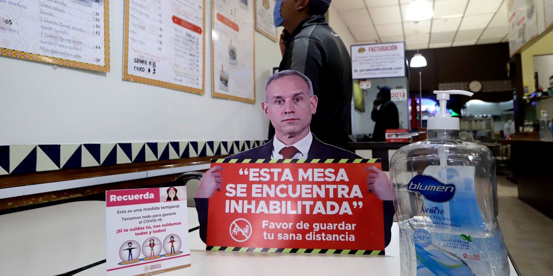 En un restaurante del Centro Histórico de Puebla inhabilitan mesas con la imagen del subsecretario de Salud, Hugo López-Gatell; la medida, para que los clientes mantengan sana distancia en el lugar