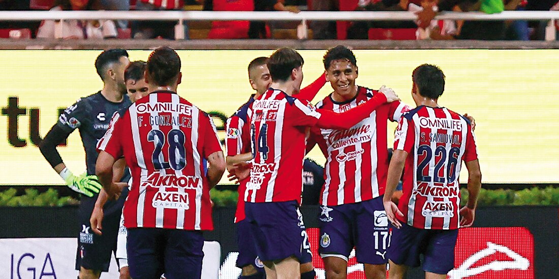 Jugadores de Chivas celebran un gol contra Atlas, el 25 de octubre.