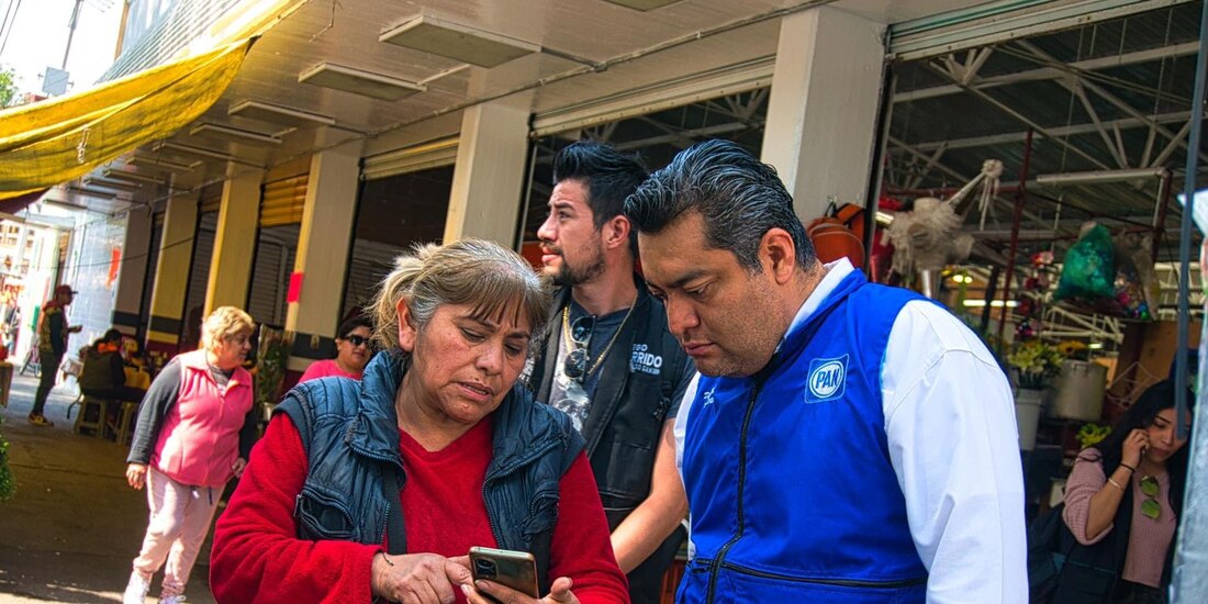 El diputado panista Diego Garrido dialoga con una vecina de la GAM, ayer.
