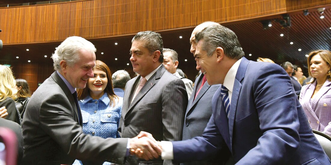 El dirigente nacional del PRI (der.) saluda al presidente de la Cámara baja, Santiago Creel; al fondo, el líder de los diputados del PRD, Luis Espinosa, ayer.