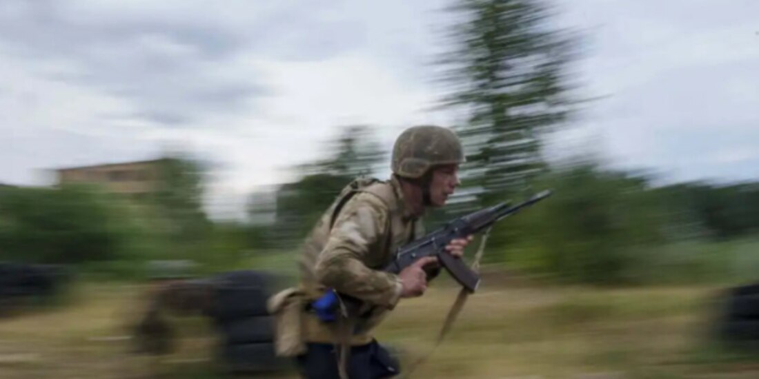 Reclutas militares ucranianos entrenan en Kiev, el pasado 16 de julio.