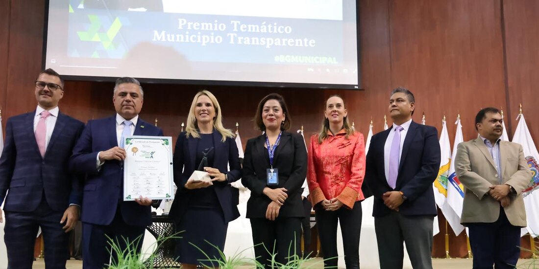 Romina Contreras celebra el Premio Nacional al Buen Gobierno Municipal 2024.