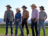 ¿Quién canta la canción principal de Tierra de amor y coraje?