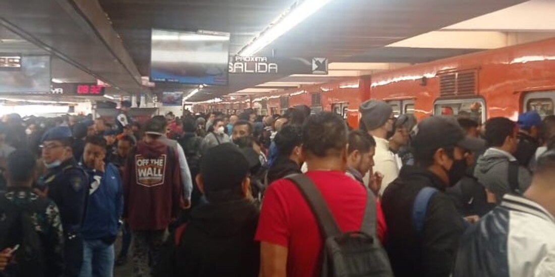Metro CDMX inició la jornada con aglomeraciones en rutas como la Línea 9, en foto.