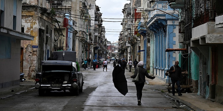Gente camina por una calle en La Habana, mientras sobreviven ante el colapso, el 30 de enero.