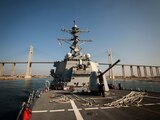 El destructor de misiles guiados USS Carney, clase Arleigh Burke, de la Armada de los EE. UU. transita por el Canal de Suez, Egipto, el 18 de octubre de 2023.