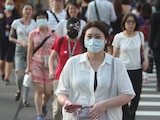 Peatones con cubrebocas por calles de Taiwán, China, el 19 de junio de 2020.