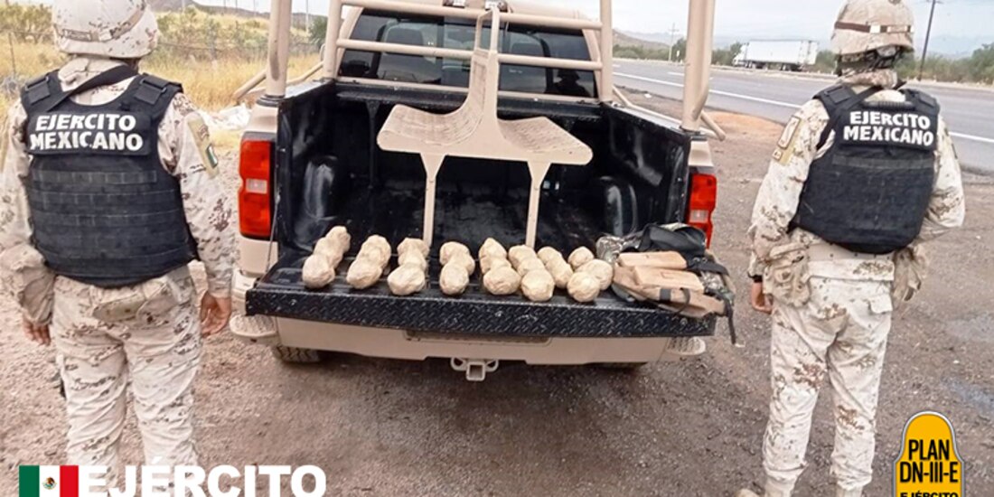 Elementos del Ejército muestran la droga asegurada en el municipio de Opodepe, el pasado jueves.