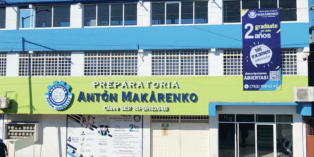 ASPECTO de la fachada de la prepa Antón Makárenko, escenario del tiroteo en Michoacán.