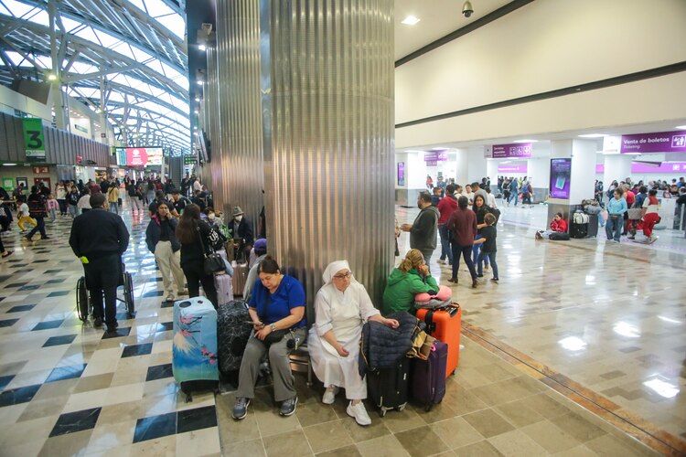Gente esperando en el AICM