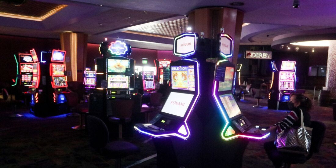 La imagen muestra el interior de un casino