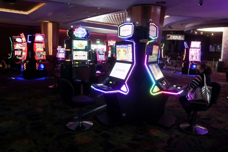La imagen muestra el interior de un casino