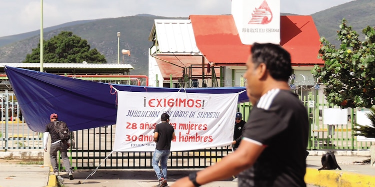 Maestros mantienen el bloqueo a instalaciones de Pemex, en Oaxaca, ayer.