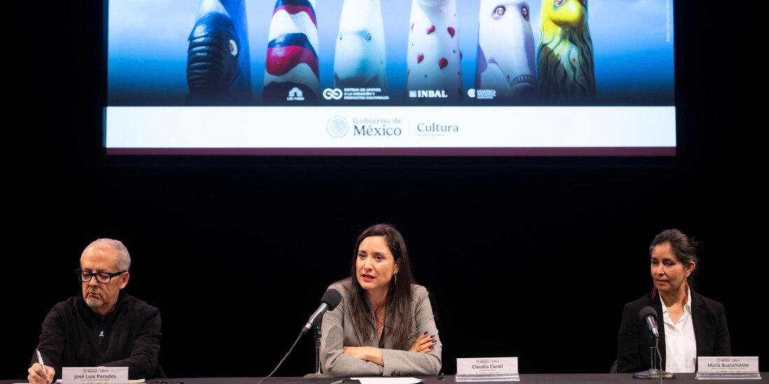Claudia Curiel de Icaza (al centro), ayer en el Laboratorio de Creación.