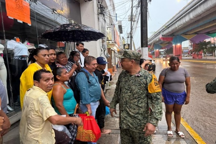Elementos del Ejército Mexicano auxilian a la población afectada tras el paso de la tormenta tropical "Simón" en Guerrero.