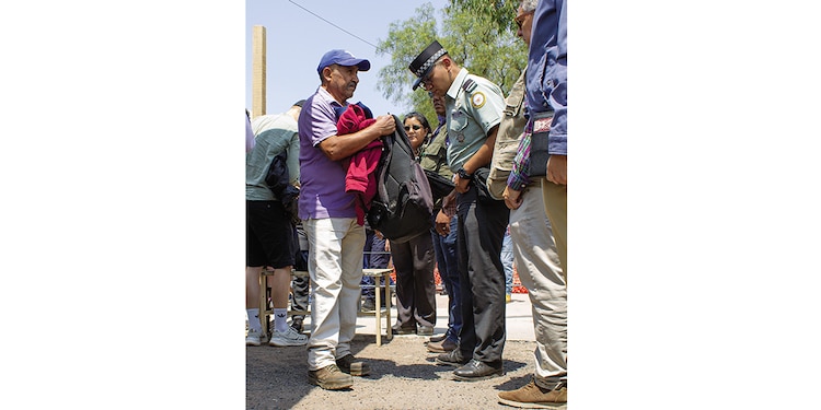GUARDIA Nacional, ayer, revisa mochila de un paseante.