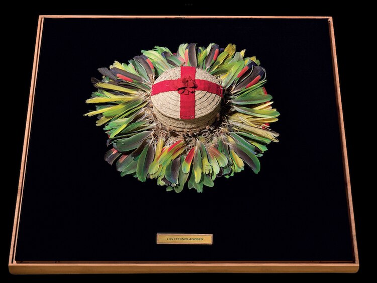 Los eternos adioses, sombrero de chamán huichol, 2013.