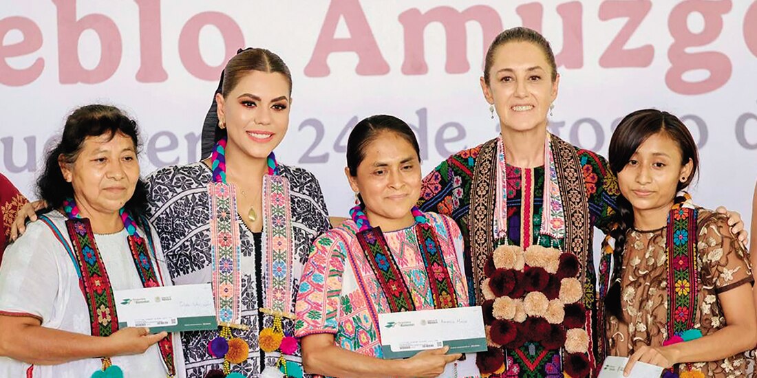 De izq. a der.: Evelyn Salgado (2.a) y Claudia Sheinbaum (4.a), ayer, en Guerrero.