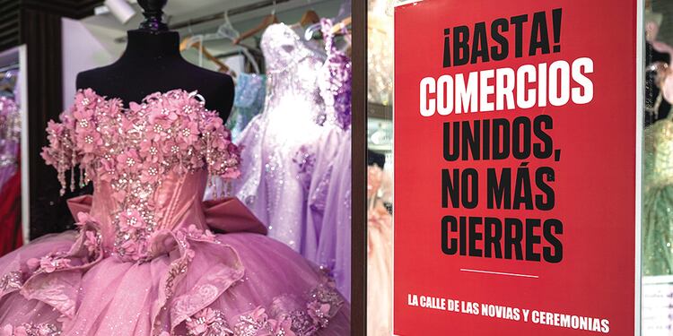 Comerciantes colocan anuncios en contra del cierre de locales.
