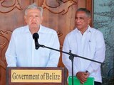 Andrés Manuel López Obrador en un mensaje a medios de comunicación en Belice; a un lado el primer ministro de esa nación, John Briceño