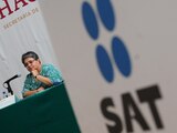 Raquel Buenrostro, jefa del SAT, en rueda de prensa, ayer.
