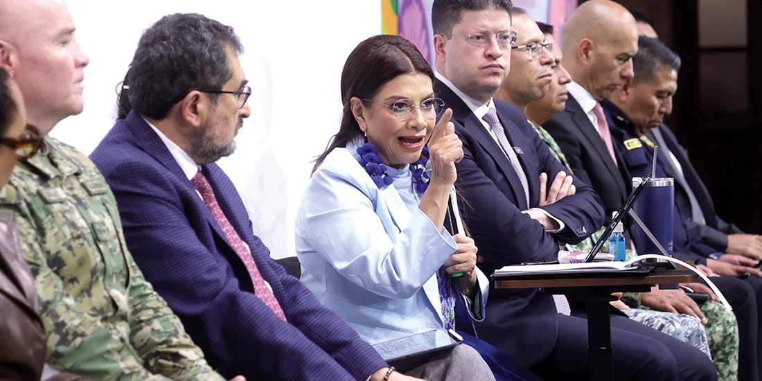 Clara Brugada y el secretario de Seguridad, Pablo Vázquez, junto a otros integrantes del gabinete local, ayer.